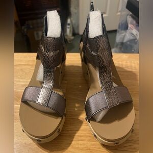 Very Volatile NIB size 6 women’s Zayanta Pewter studded wedge